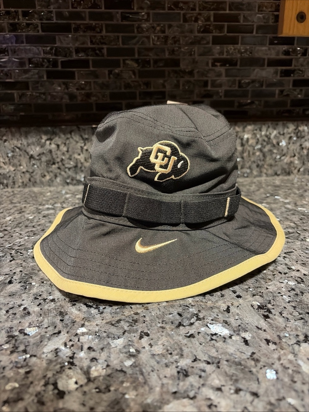 Nike NCAA Colorado Buffaloes Black Gold Apex Bucket Boonie Hat Size Medium New